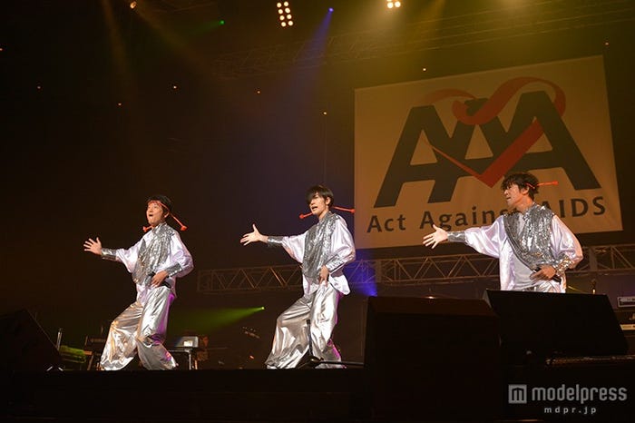 少年隊「仮面舞踏会」を披露した(左より)寺脇康文、三浦春馬、岸谷五朗