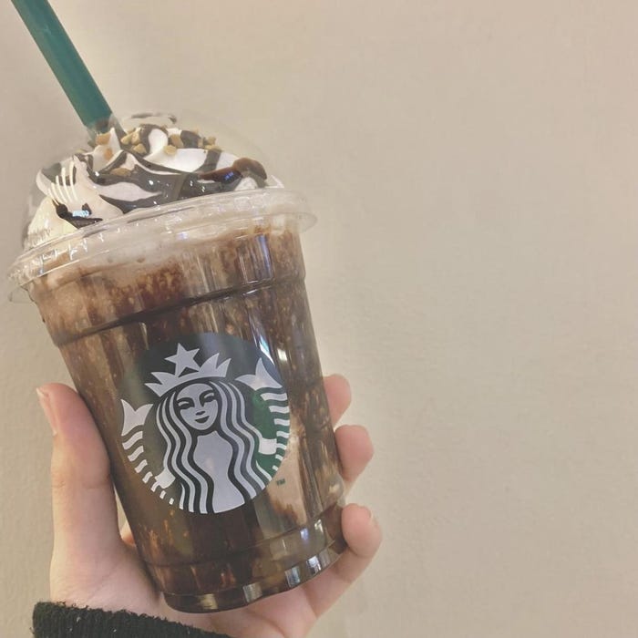 スタバ ダークモカチップのおすすめカスタム3選 マニア報告書 モデルプレス スタバ ダークモカチップのおすすめカスタム3選 マニア報告書 モデルプレス