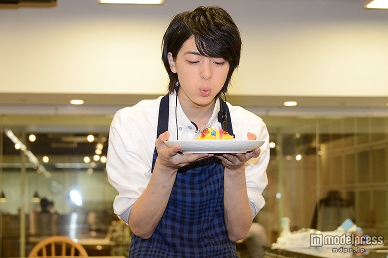 バースデーオムライスのろうそくを吹き消す