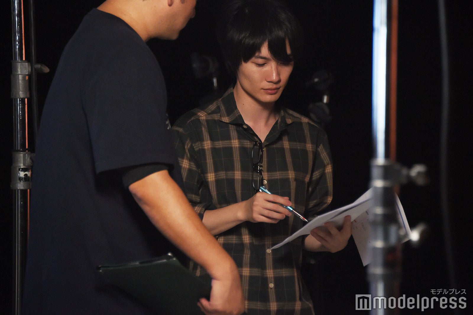 スタッフと打ち合わせを行う神木隆之介（C）モデルプレス