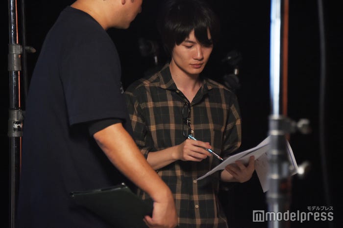 スタッフと打ち合わせを行う神木隆之介(C)モデルプレス
