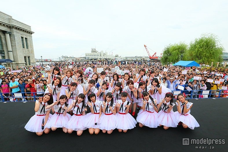 ファン1000人と記念撮影（C）AKS