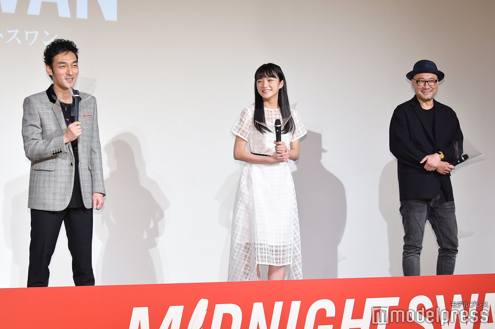 草なぎ剛、服部樹咲、内田英治監督 （C）モデルプレス