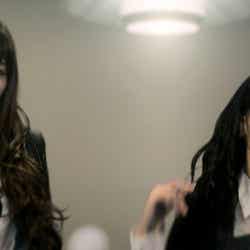 左から:小嶋陽菜、柏木由紀/新テレビCM「男前スマート」篇より