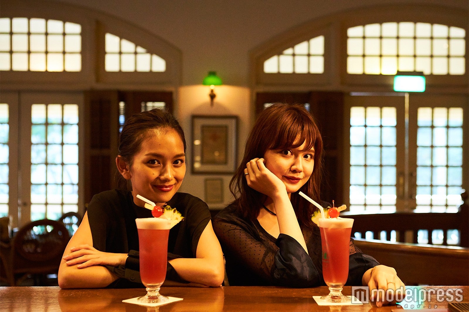 ラッフルズ・ホテル／左から：武智志穂、村田倫子（C）モデルプレス