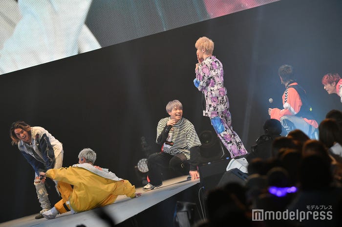 驚きで腰を抜かすBALLISTIK BOYZ (C)モデルプレス