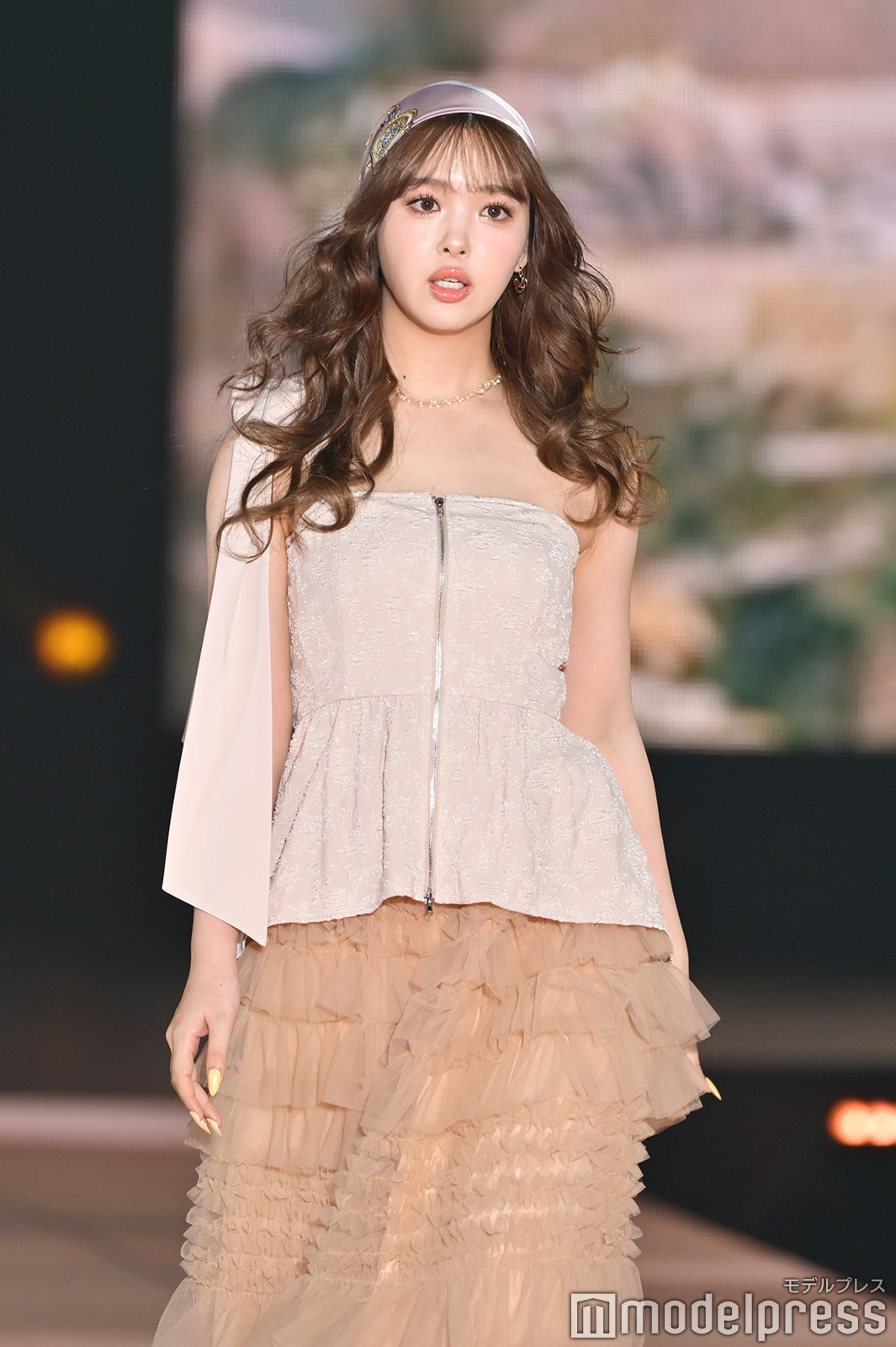 藤田ニコル、美デコルテ際立つビスチェ姿 ヌーディーカラーのワントーンコーデ【GirlsAward 2025SS】