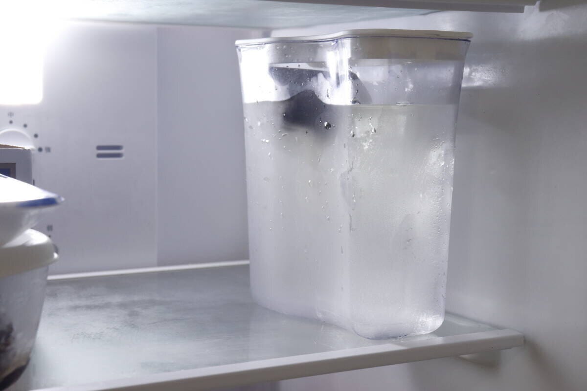 冷蔵庫の棚に縦置きされた水出しコーヒー入りピッチャー 冷蔵庫の棚に縦置きされた水出しコーヒー入りピッチャー