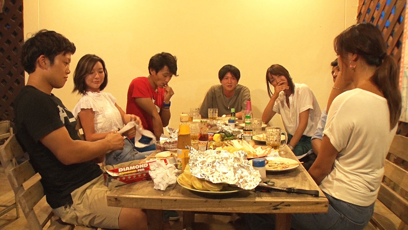 お酒を楽しむメンバー／「あいのり：Asian Journey」第16話より（C）フジテレビ