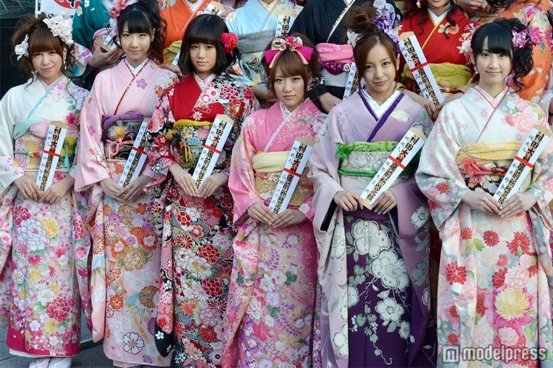 左から河西智美、柏木由紀、前田敦子、高橋みなみ、板野友美、松井玲奈