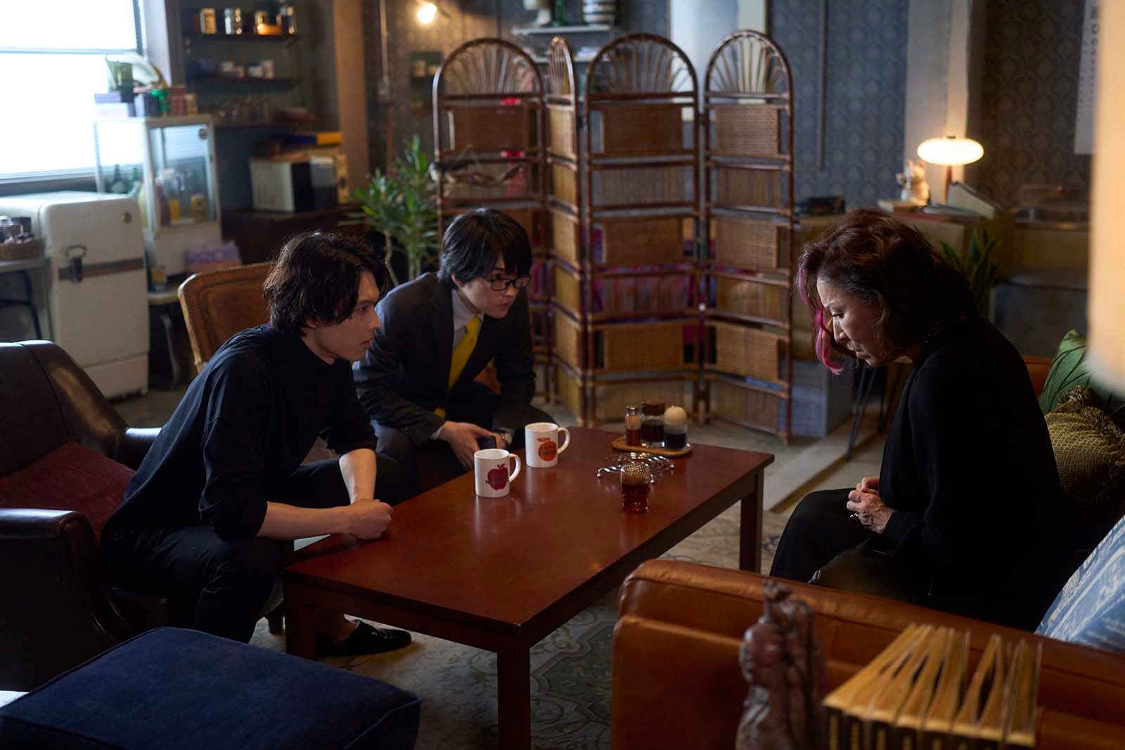 松村北斗、西畑大吾、高畑淳子「ノッキンオン・ロックドドア」第1話より（C）テレビ朝日