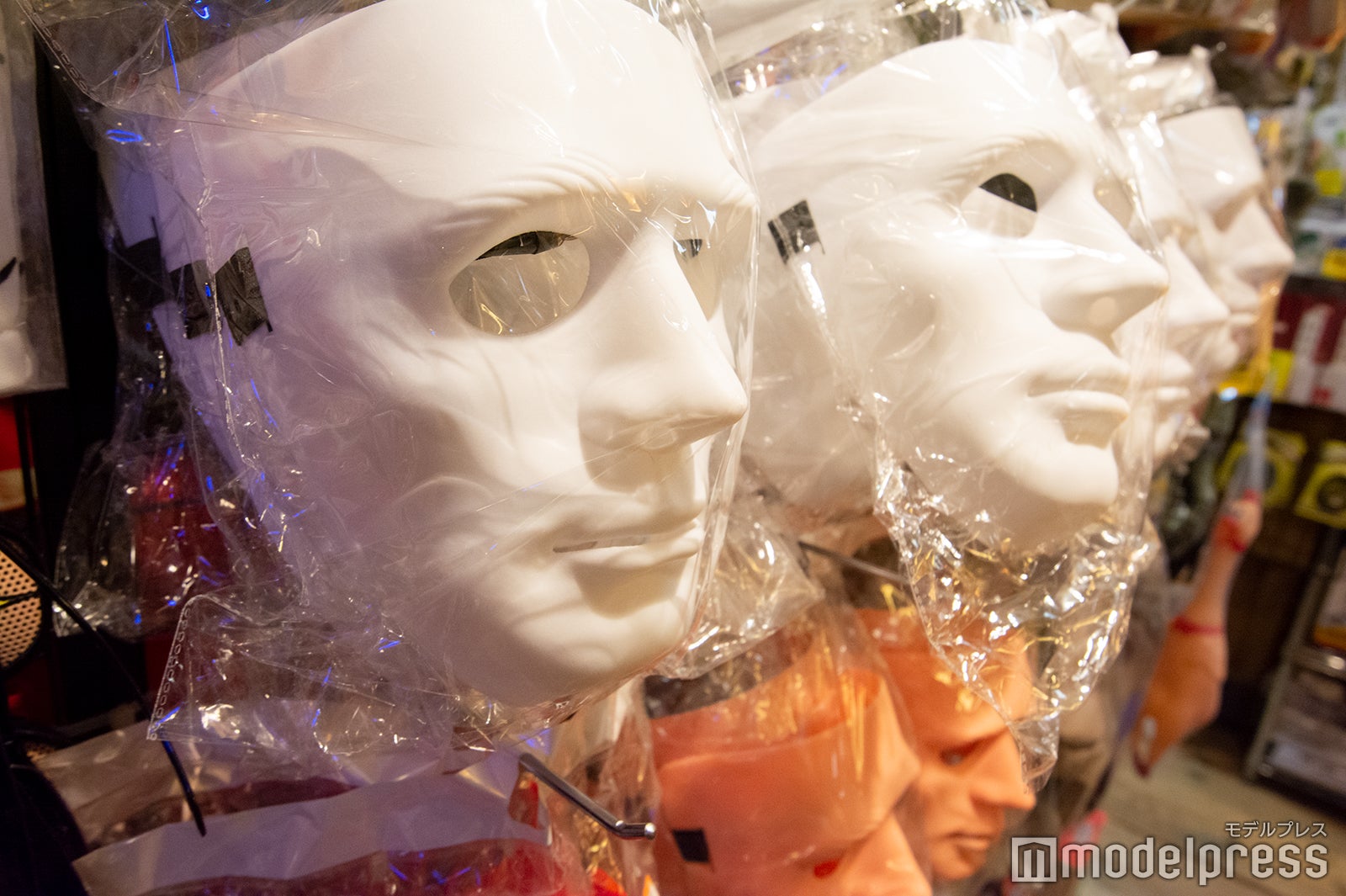 今では仮面売り場コーナーが充実　色違いまで （C）モデルプレス
