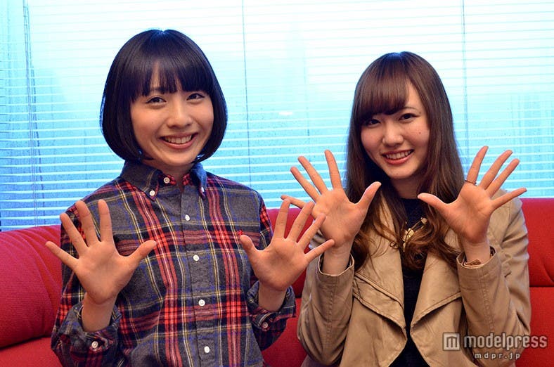 左からMADOKA(18歳、Vo&G)、CHIHARU(19歳、Key)