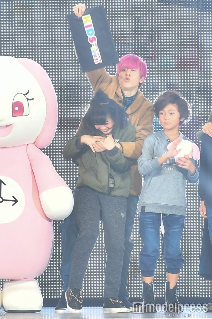 怪盗ピンキー/PINKIDがゆなを抱っこ! (C)モデルプレス