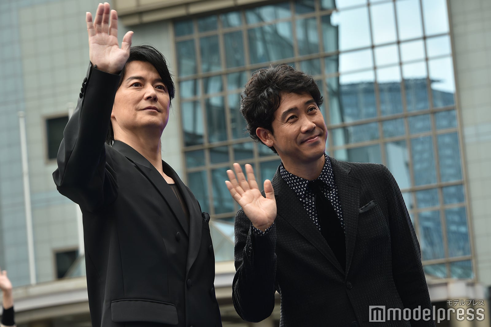 ブルーカーペットに登場した福山雅治、大泉洋（C）モデルプレス