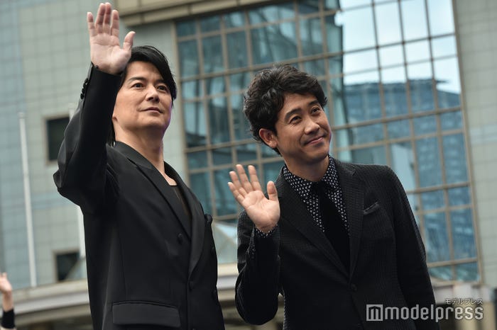ブルーカーペットに登場した福山雅治、大泉洋(C)モデルプレス
