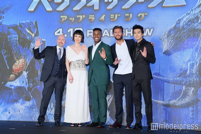 (左から)スティーヴン・S・デナイト監督、菊地凛子、ジョン・ボイエガ、スコット・イーストウッド、新田真剣佑(C)モデルプレス