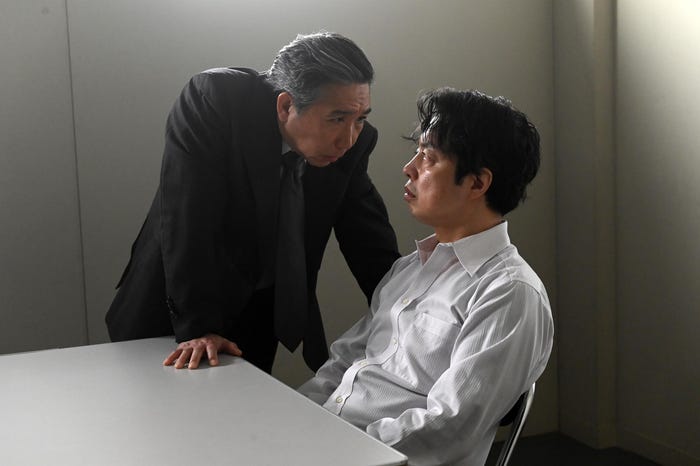 (左)梶原善「ダブルチート 偽りの警官 Season1」第6話より(C)テレビ東京 WOWOW