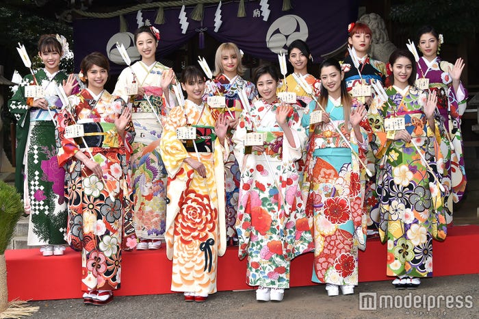 (前列左から)佐藤晴美、藤井夏恋、鷲尾伶菜、武部柚那、楓(後列左から)山口乃々華、坂東希、YURINO、SAYAKA、須田アンナ、石井杏奈(C)モデルプレス