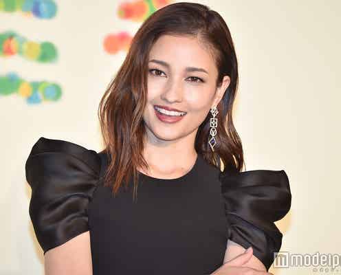 黒木メイサ、お腹チラリの“スーパーリラックス”姿を公開「自然体で素敵」「惚れる」の声