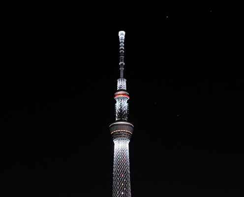 東京スカイツリーがお正月ムード一色に 5色の照明が彩りをそえ新年を祝福
