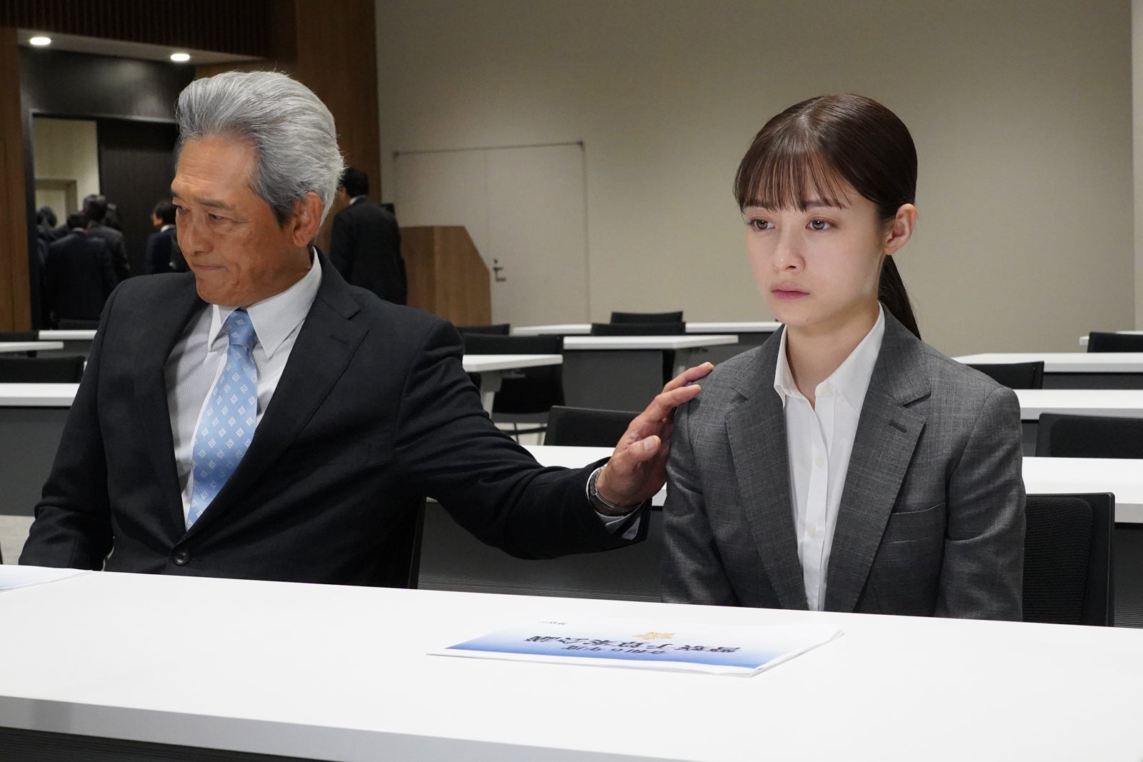 鶴見辰吾、橋本環奈「トクメイ！警視庁特別会計係」最終話より（C）カンテレ