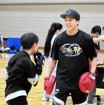 井上尚弥「軽いノリで」同郷小学生相手にミット持つ神対応「いい思い出になるかなと」予定外の飛び入り参加で30分間行列途切れず大盛況