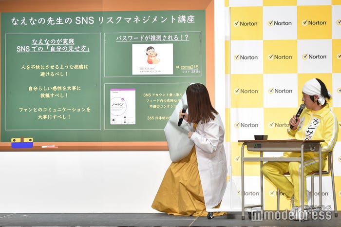 “先生”に扮してSNS講座を進めるなえなの(C)モデルプレス