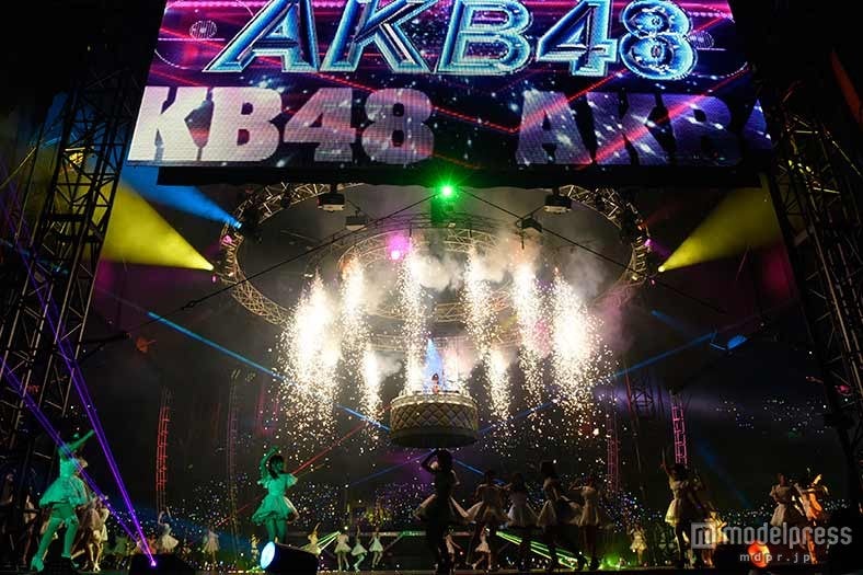 ライブの様子（C）AKS