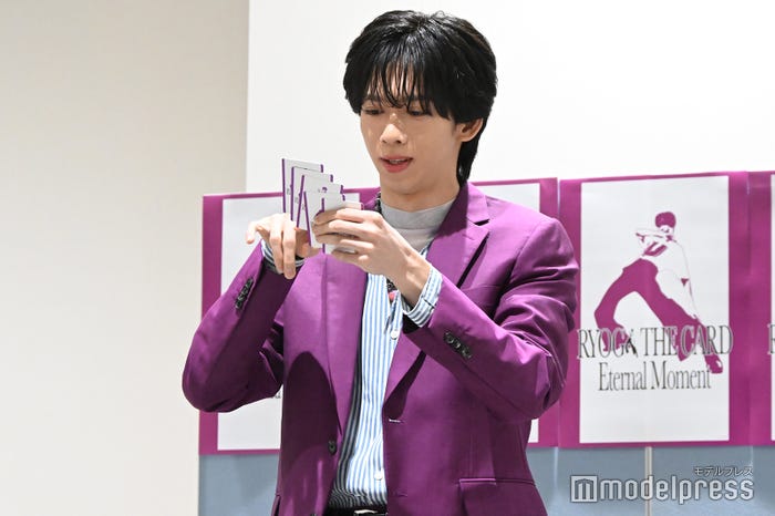 大喜利考え中のリョウガ(C)モデルプレス