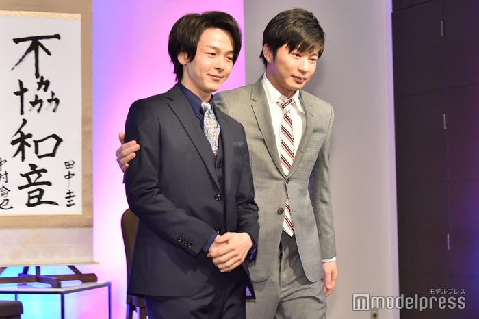 新婦気分で手を組む中村倫也(左)と新郎気分で中村の肩を抱く田中圭(右)(C)モデルプレス