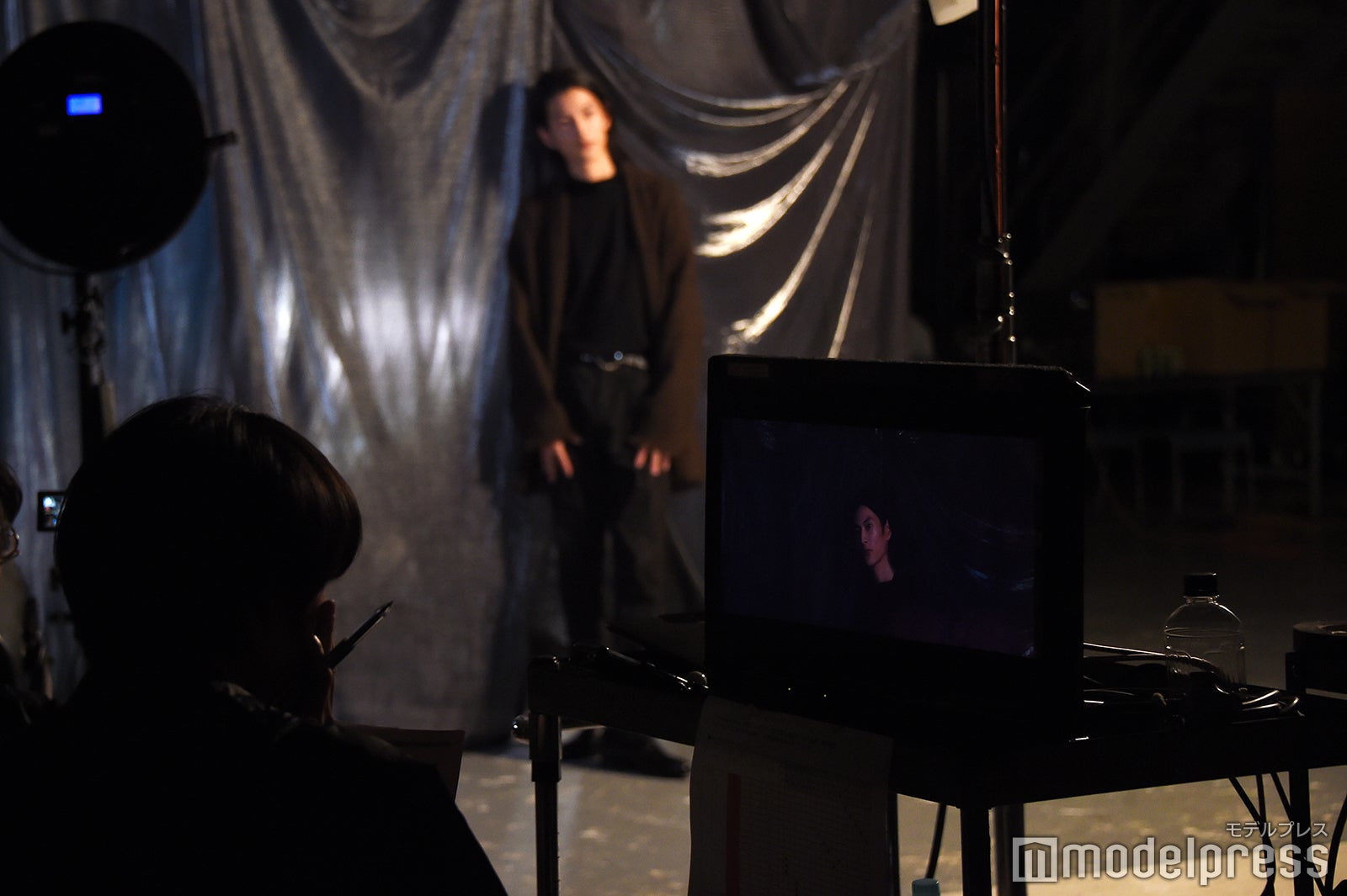 渡邊圭祐の撮影をチェックする神木隆之介（手前）（C）モデルプレス