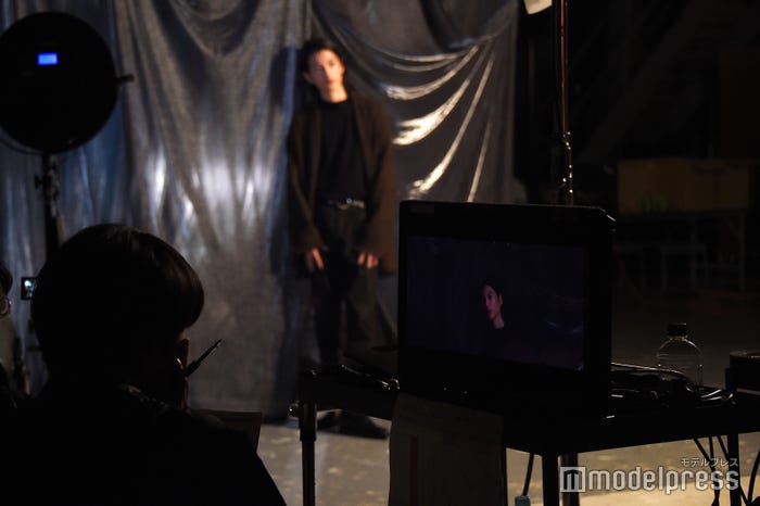 渡邊圭祐の撮影をチェックする神木隆之介(手前)(C)モデルプレス
