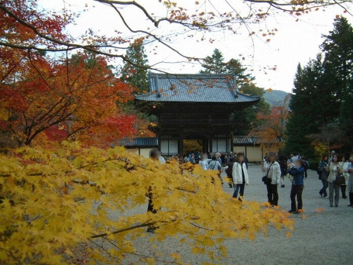 神護寺の境内から見た楼門と紅葉・黄葉（2004年11月21日撮影）