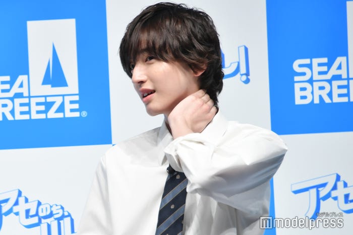 セクシーに汗を拭い記者から大量のフラッシュを浴びた道枝駿佑(C)モデルプレス