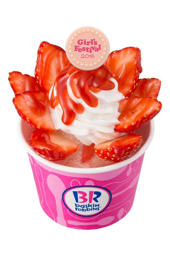 ひなまつりオリジナルのホワイトチョコレートプレートがトッピング