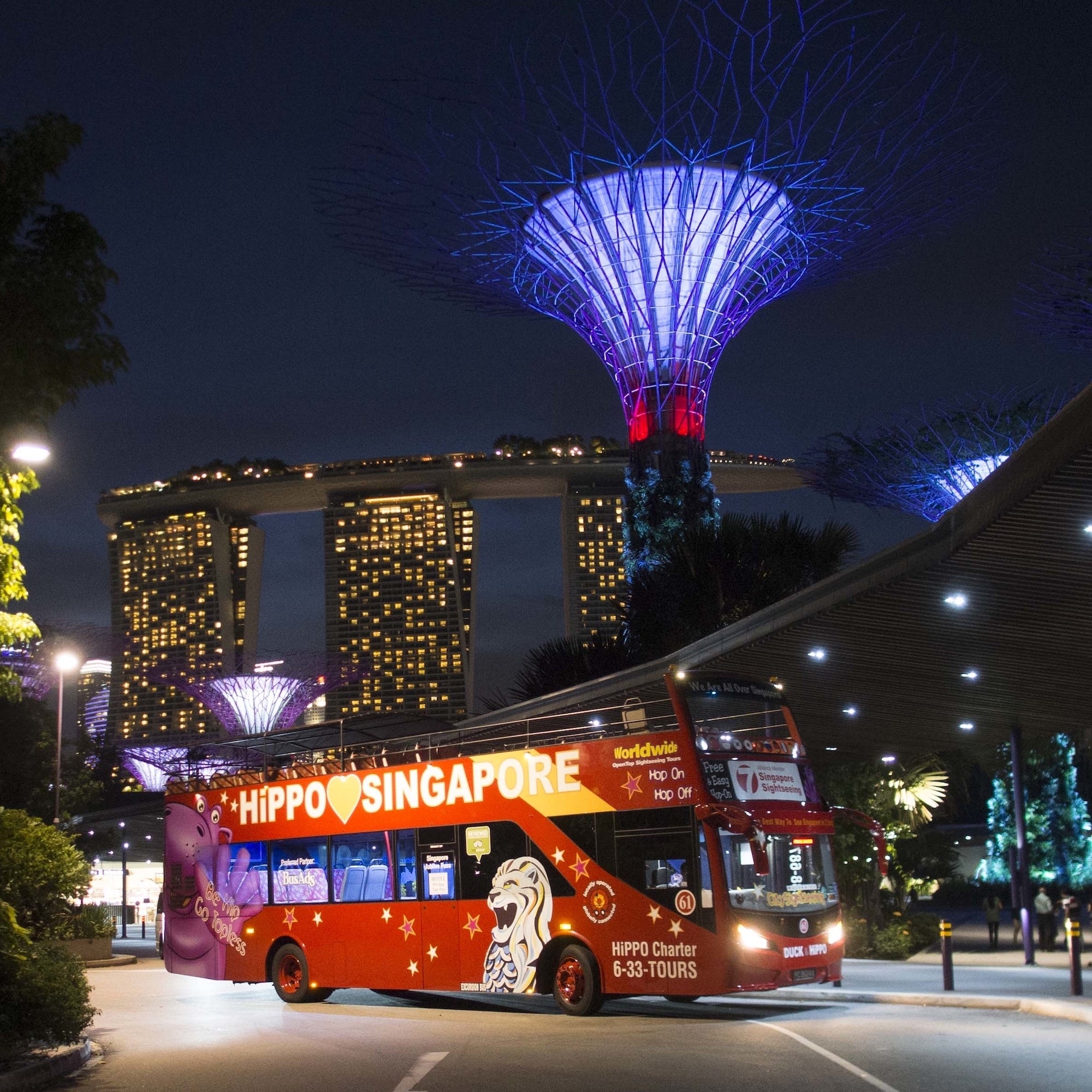 夜風が気持ちいいオープントップのバス／画像提供：JTBワールドバケーションズ