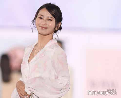 ロン・モンロウ、胸元ざっくりワンピで春らしさ全開<関コレ2022S/S>