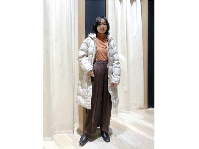 ダウン＆太めパンツのコーデは足元をきれいめにまとめるとすっきり見える　出典：WEAR