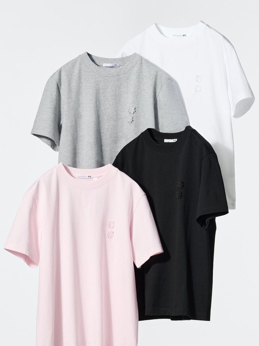 白、グレー、黒、ピンクの4色のグラフィックTシャツが重ねて陳列されている。胸元には花柄の刺繍がある 白、グレー、黒、ピンクの4色のグラフィックTシャツが重ねて陳列されている。胸元には花柄の刺繍がある
