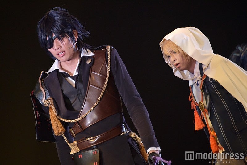 燭台切光忠：東啓介（左）（C）モデルプレス