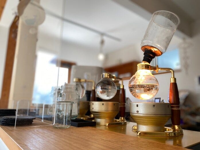 サイフォンで入れる珈琲は、珈琲の入るまでの間も楽しい時間になる。