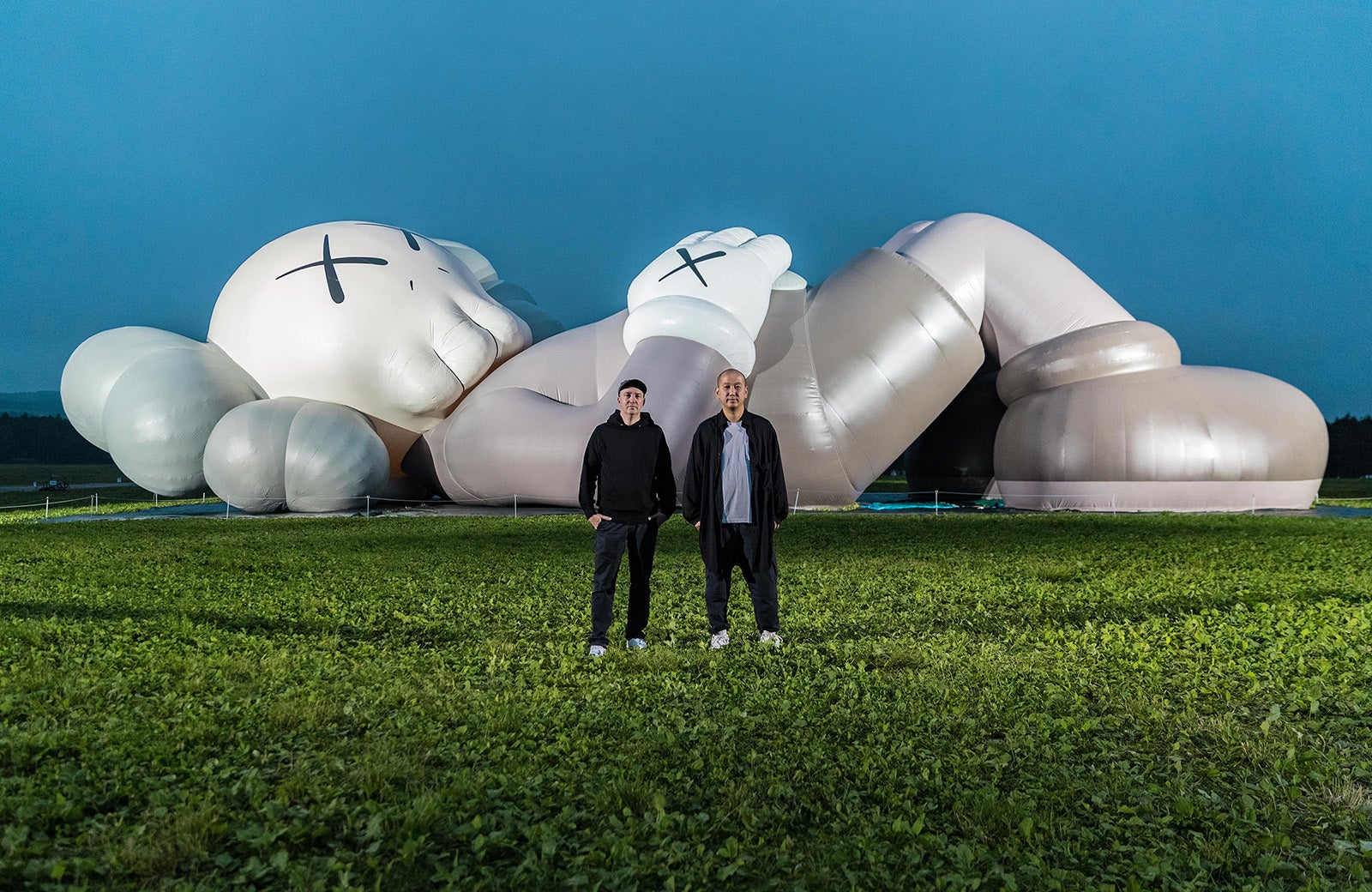 （左から）KAWS氏、SK LAM氏／画像提供：「KAWS:HOLIDAY」PR事務局（C）@nk7