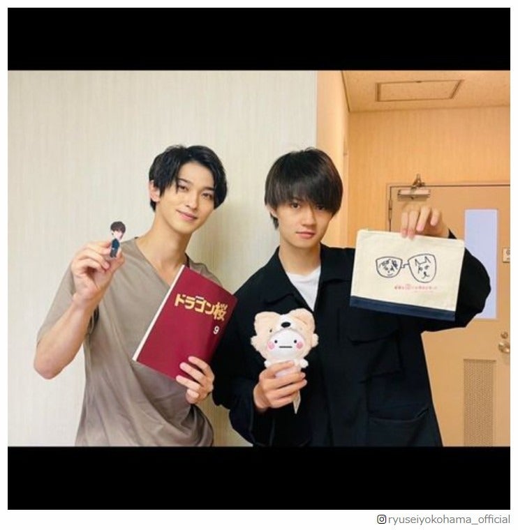 横浜流星＆佐野勇斗、“グッズ交換”2ショットに「イケメン」「ドラマ観ます」の声