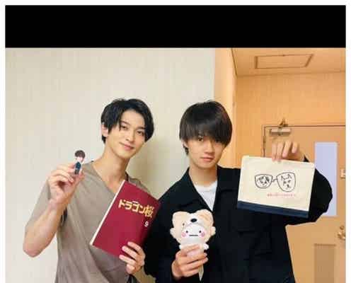 横浜流星&佐野勇斗、“グッズ交換”2ショットに「イケメン」「ドラマ観ます」の声