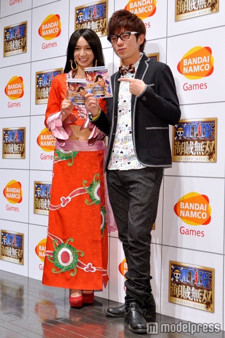 （写真左）漫画「ONE PIECE」ボア・ハンコックのコスプレで登場したSDN48芹那、（写真右）オリエンタルラジオ藤森慎吾