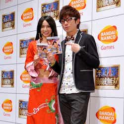 (写真左)漫画「ONE PIECE」ボア・ハンコックのコスプレで登場したSDN48芹那、(写真右)オリエンタルラジオ藤森慎吾