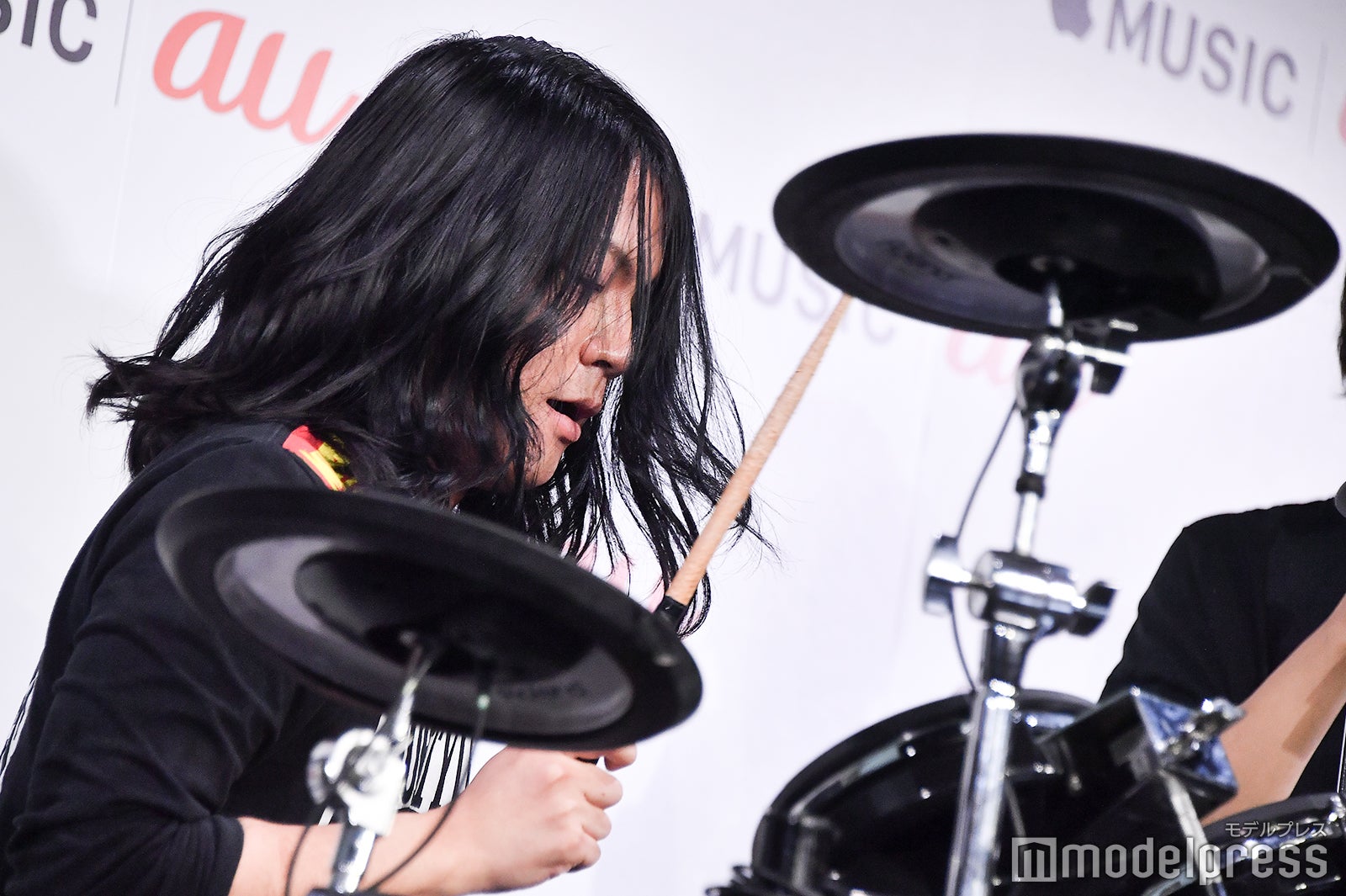躍動感溢れるドラムパフォーマンスを見せるもりもりもと（C）モデルプレス