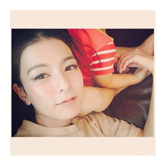 愛息子の膝枕を堪能するスザンヌ／オフィシャルブログ（Ameba）より