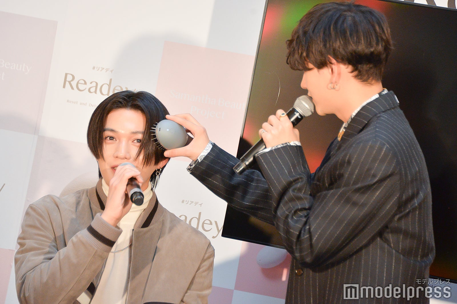 八木勇征の髪をとかす中島颯太（C）モデルプレス